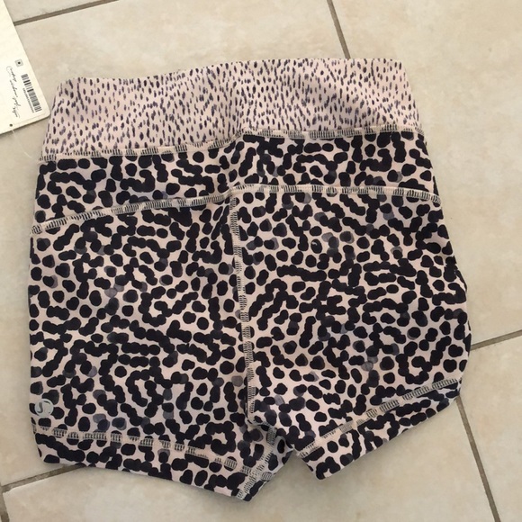 Lululemon Liberty Short 4 - Picture 2 of 3